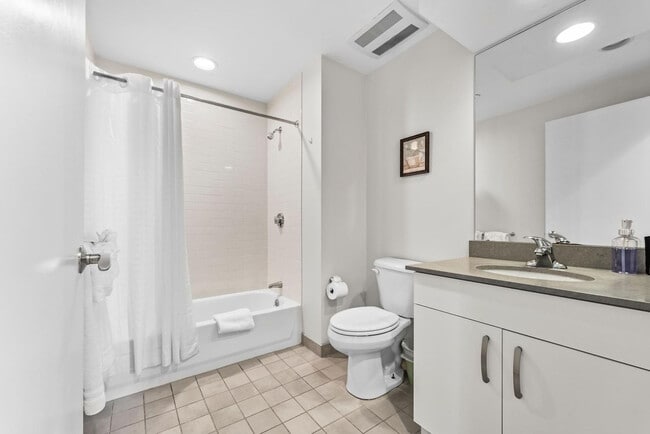 Building Photo - 601 Albany St