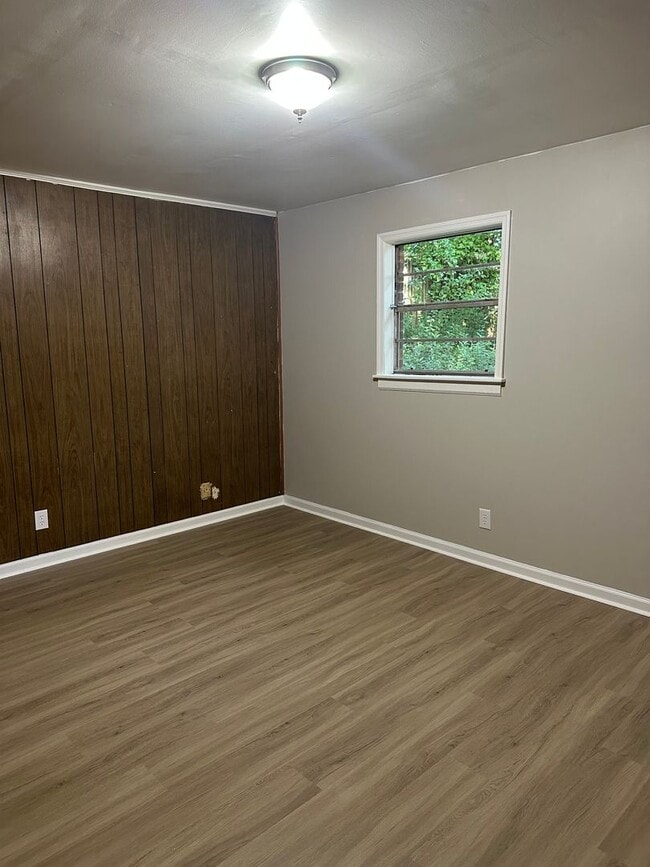 Building Photo - 3 Bedroom/1 bath home