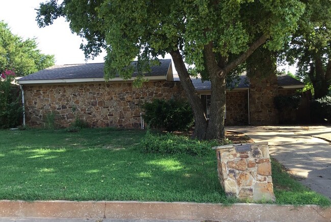 Primary Photo - 3205 Raintree Rd