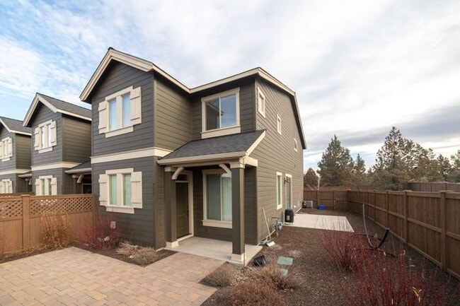 Building Photo - Beautiful unit in NE Bend!  Great location!