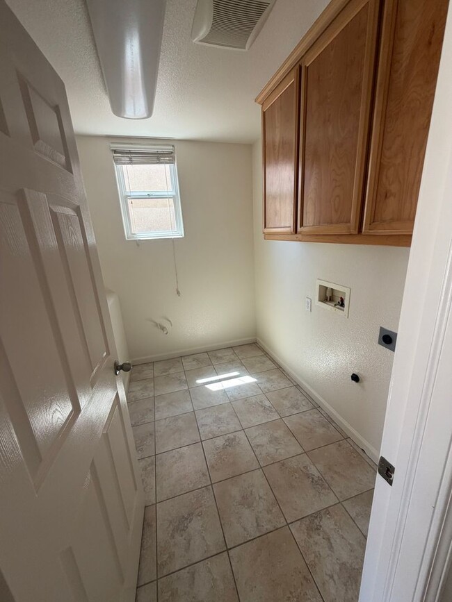 Building Photo - 2 bedroom 2 bath 2-story home
