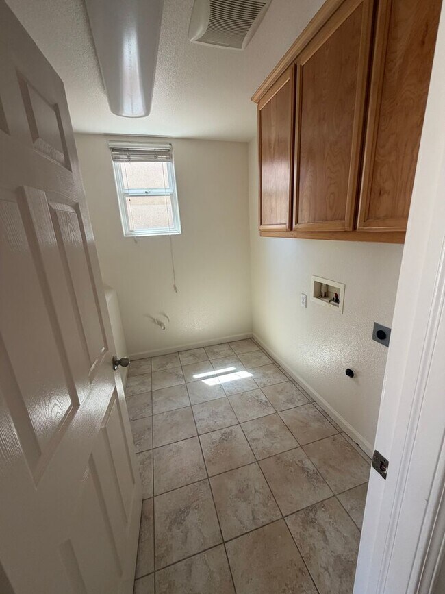 Building Photo - 702 Chandon Dr