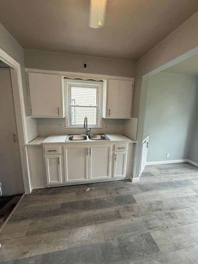 Building Photo - Maple Heigjts 3 bedroom Single Water/Sewer...