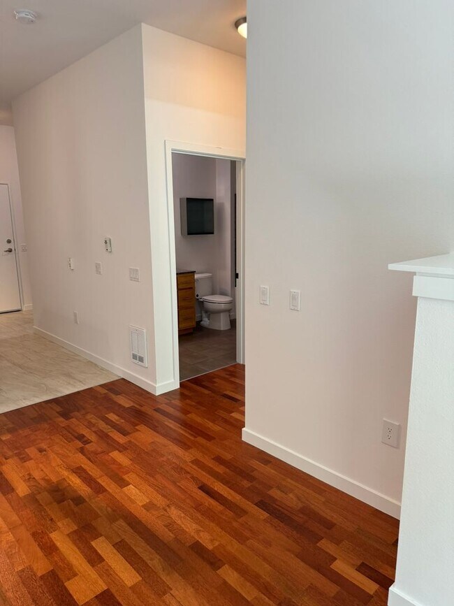 Building Photo - 1bd/1ba Kirkland Condo