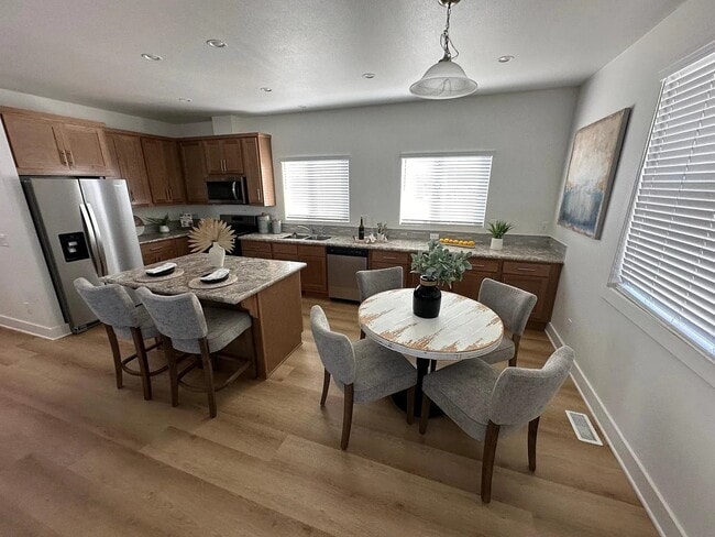 Building Photo - 30 Dart St