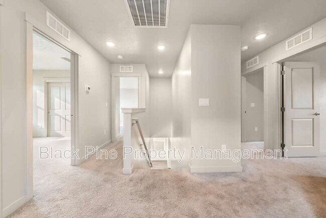 Building Photo - 6049 S Carlburg Ave