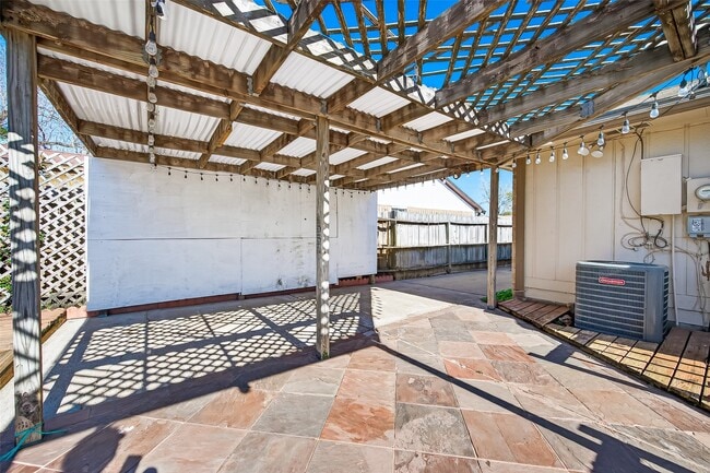 Building Photo - 19531 Woodglen Dr