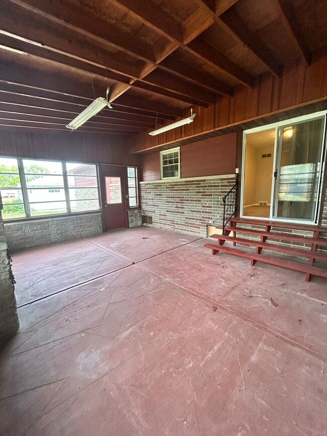Building Photo - Three Bedroom, Single-Family Home