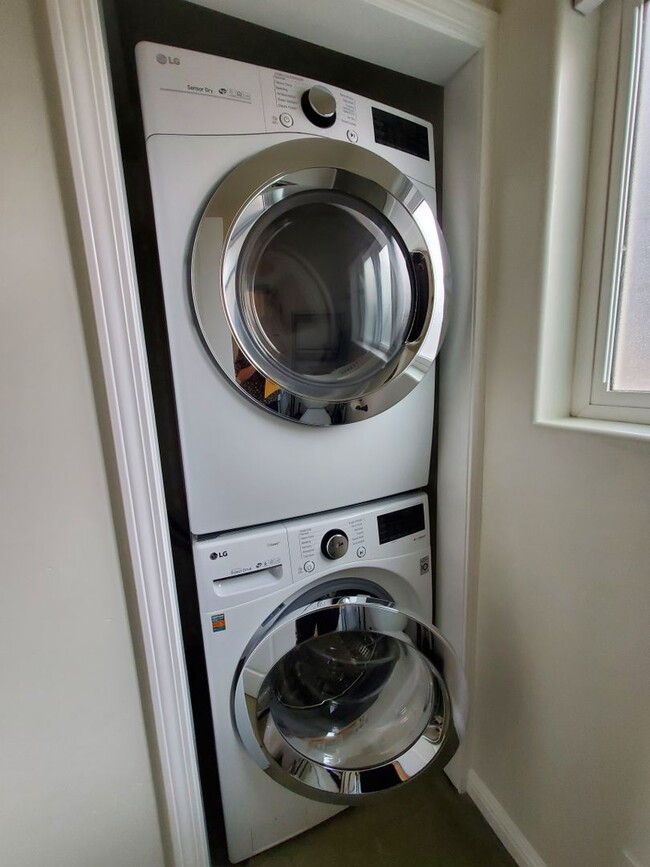 Building Photo - Well Maintained 1 Bedroom in Banana Belt a...
