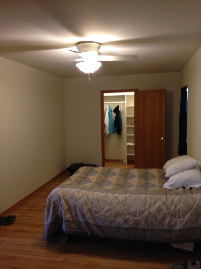 Master bed - 807 Bayshore Dr