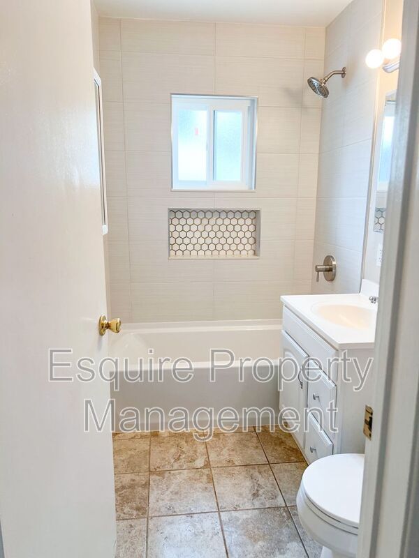 Building Photo - 2044 Chapel Dr