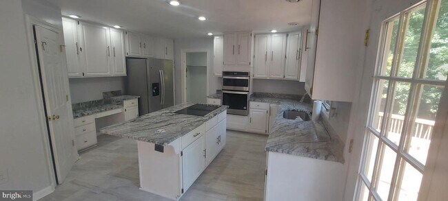 Building Photo - 6135 Fieldcrest Ct