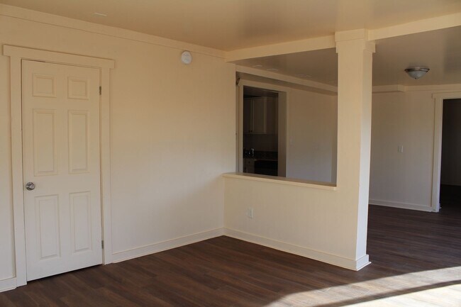 Building Photo - Recently renovated | Bay window | Walkable | Washer/Dryer combo in unit