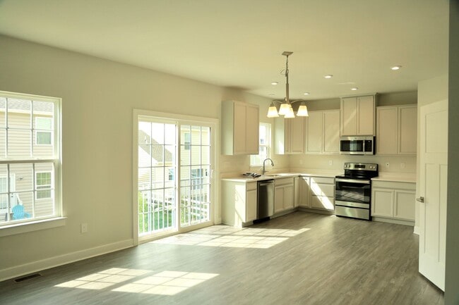 Building Photo - Middletown single family home - 4 bedrooms...