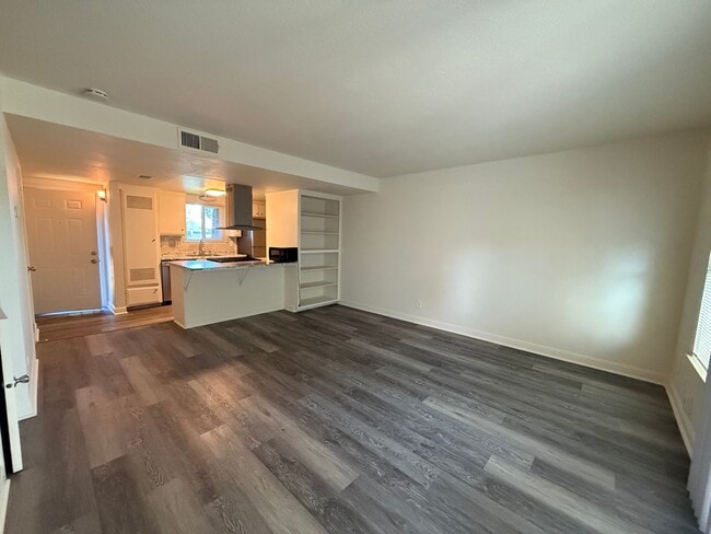 Building Photo - 2 bedroom 1.5 bath condo! Half off 2nd months rent Move in Special!