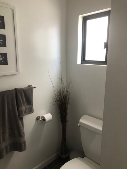 Building Photo - 3005 Crest Dr