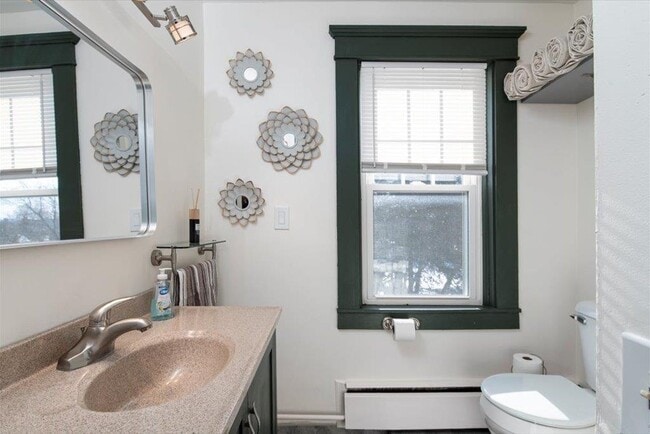 Building Photo - 122 Oak St