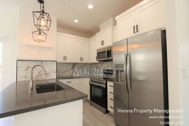 Building Photo - 208 Manzanita Ave