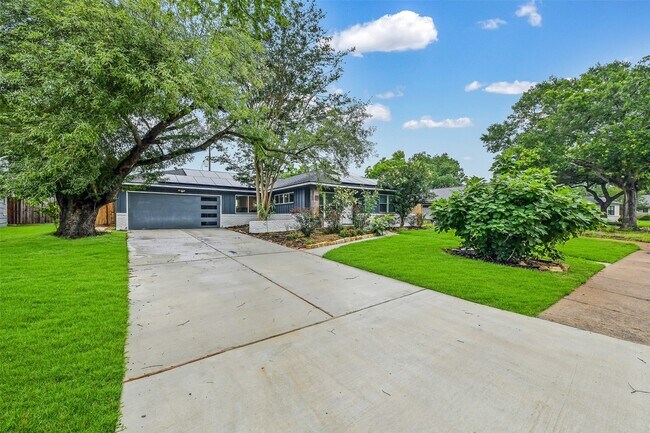 Building Photo - 4842 Hummingbird St