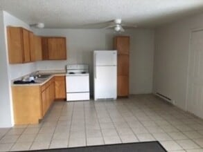 Building Photo - 3 Bedroom, Single-story Townhomes for rent...