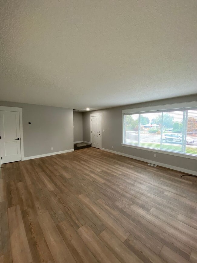 Building Photo - 20/22 Poplar Ave.