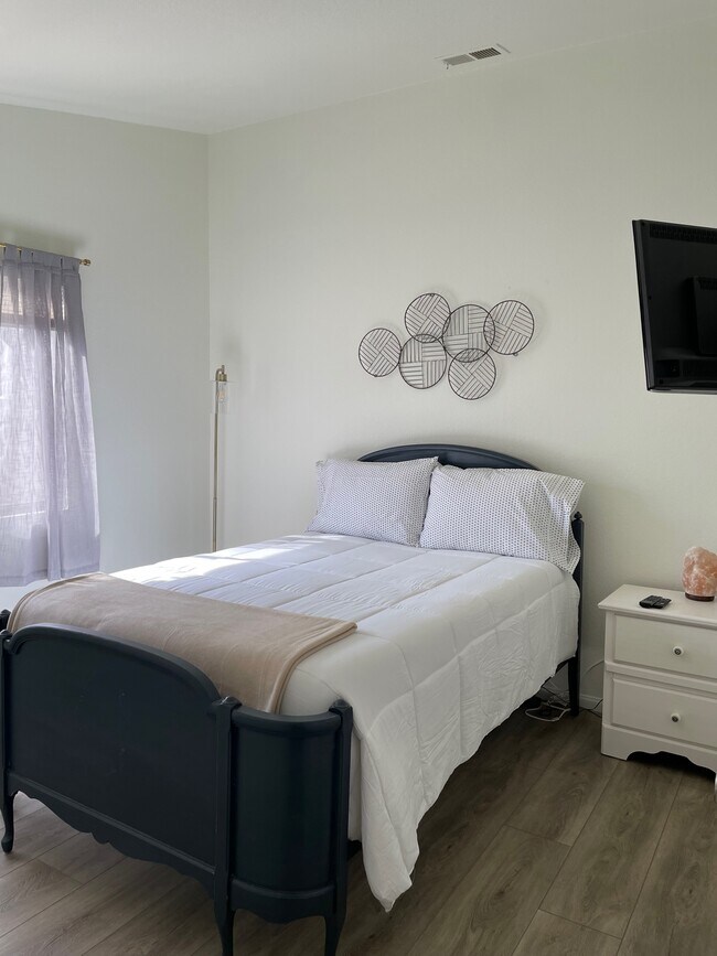 Building Photo - 39436 Long Ridge Dr