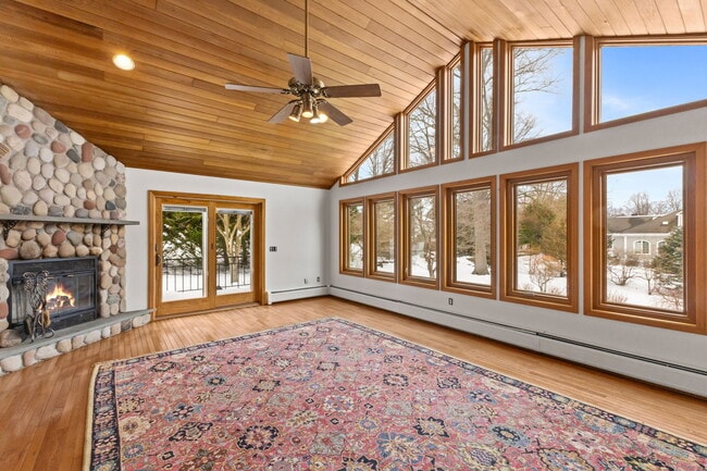 Building Photo - 115 Stonehedge Dr N