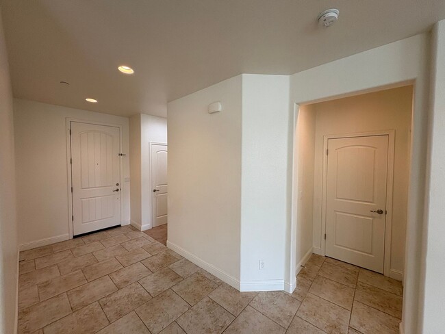 Building Photo - 3 Bedroom Home located NW Visalia!