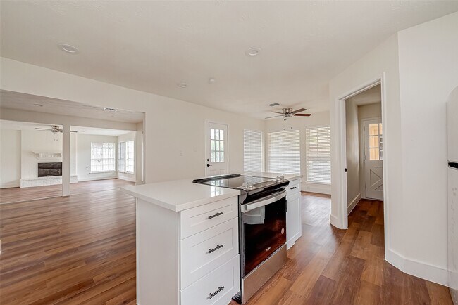Building Photo - 934 Goldfinch Ave