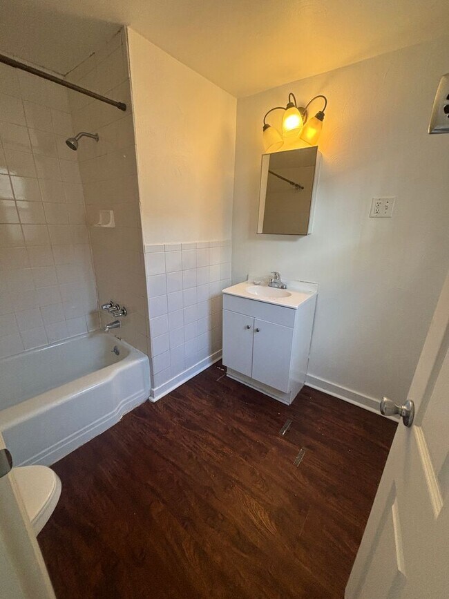Building Photo - 3 Bedroom, 1 Bathroom Single Family Home (...