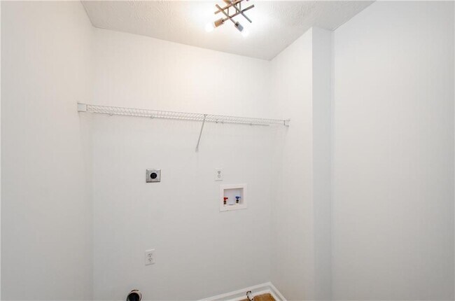 Building Photo - 3390 Northcliff Dr