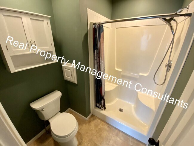 Building Photo - California Split-Level in Lee's Summit Sch...