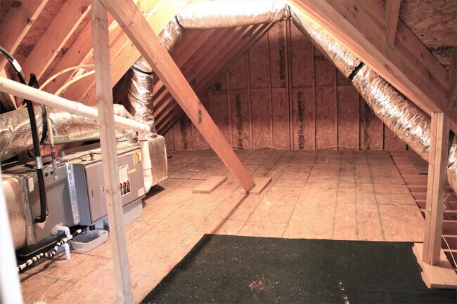 Building Photo - 205 Queenswood Blvd