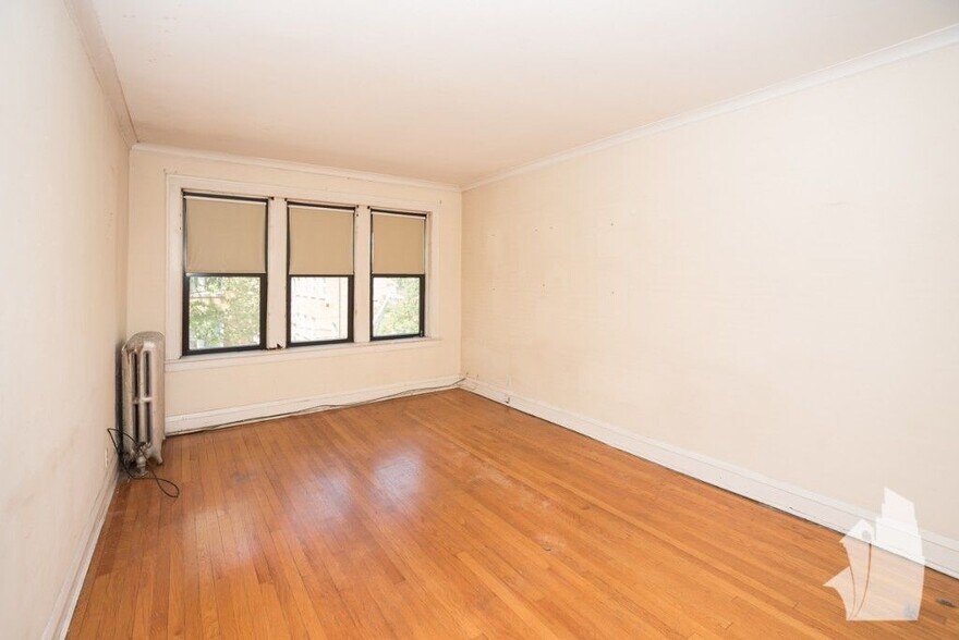 Building Photo - 2015 W Ainslie St