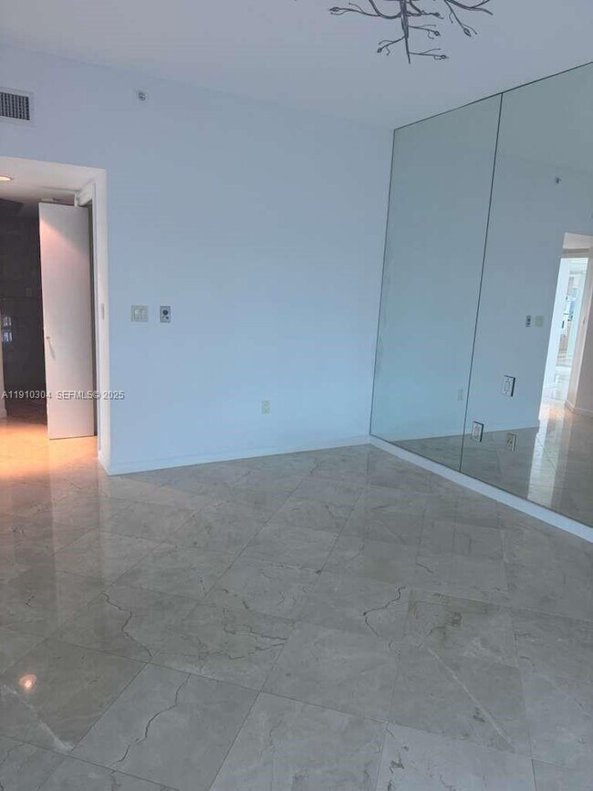 Building Photo - 5025 Collins Ave