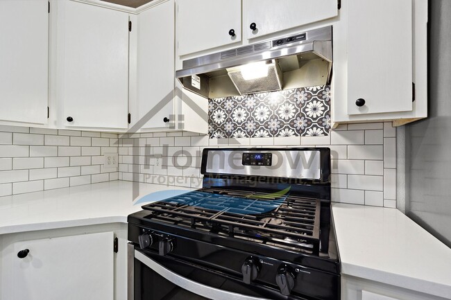 Building Photo - 4 Bedroom 4 Bathroom Home with Attached 2-...