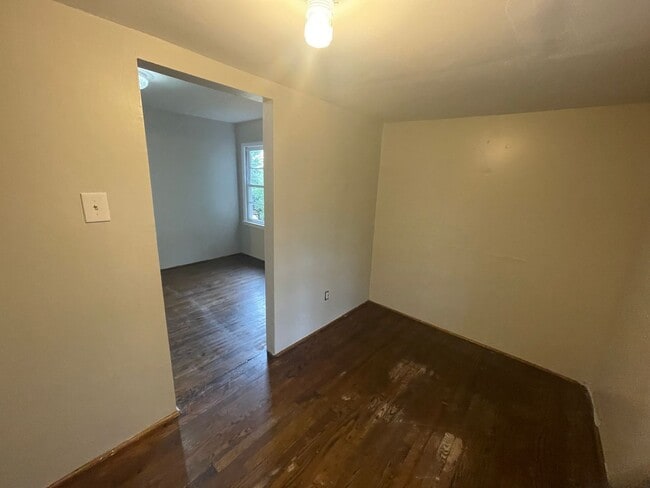 Building Photo - 3 bedroom 1 bath house available!  Freshly...