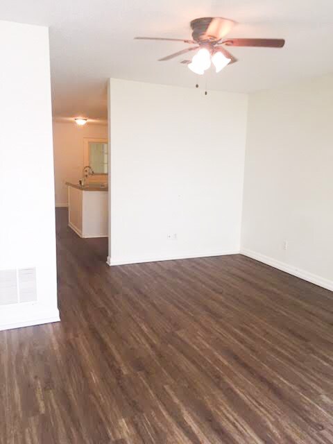 Building Photo - 1000 N Red St