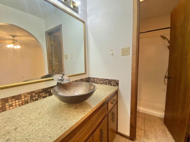 Building Photo - Pre leasing now for 4/01 move in.