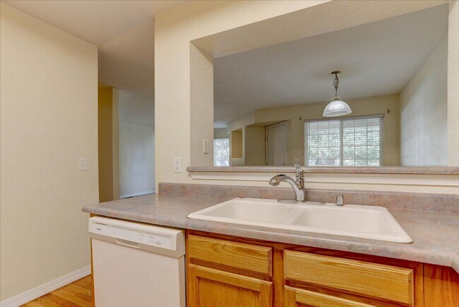 Building Photo - 930 Button Rock Dr