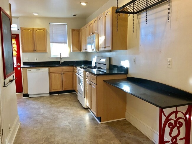 Building Photo - Charming 3 Bedroom Townhome in Hampden - B...