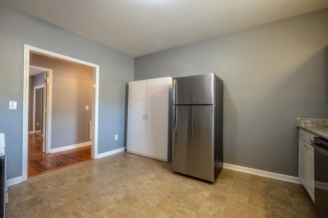 Building Photo - Cute home in Burlington with a fenced in b...