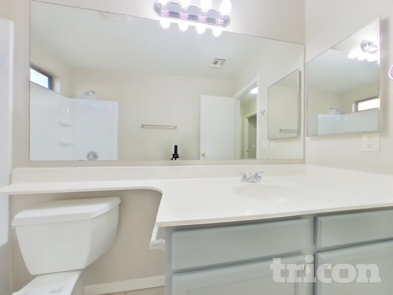 Building Photo - 2022 E Winston Dr