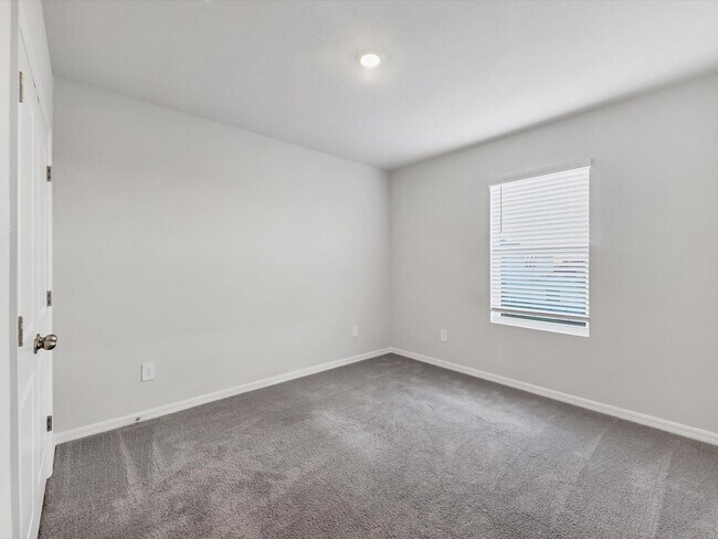 Building Photo - Unfurnished Annual Rental