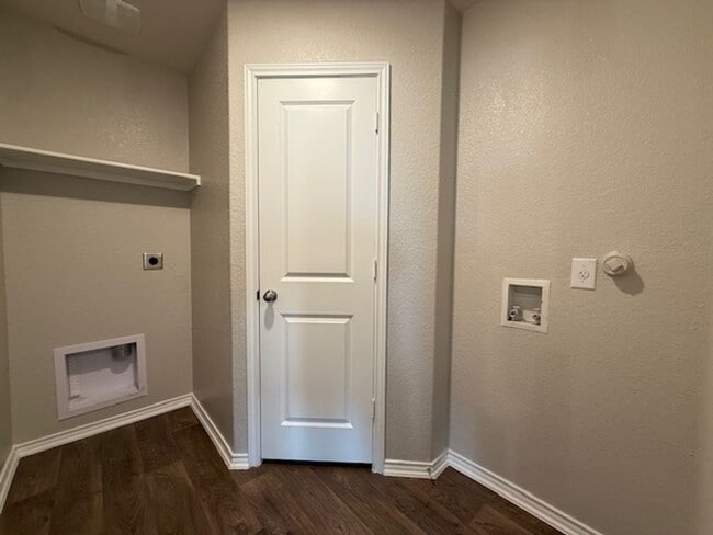 Building Photo - Move in Ready 3 Bedroom Two-story Home
