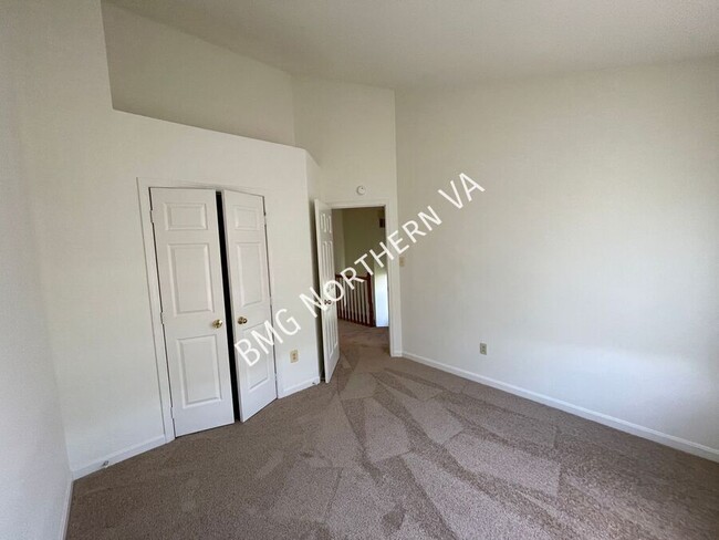 Building Photo - 865 Tall Oaks Square