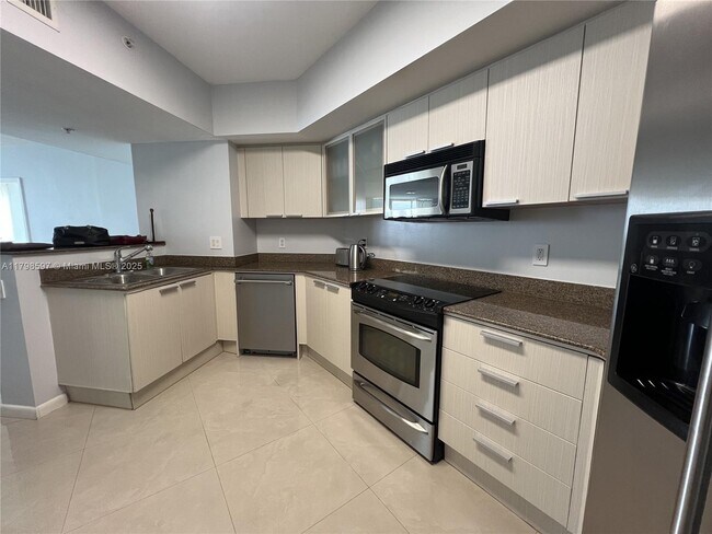 Building Photo - 16699 Collins Ave