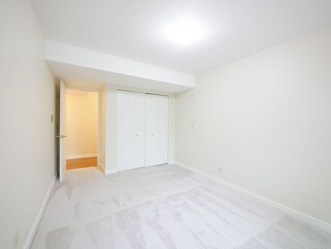 Building Photo - 3 Bed and 3 Bath Plus Office Private Singl...