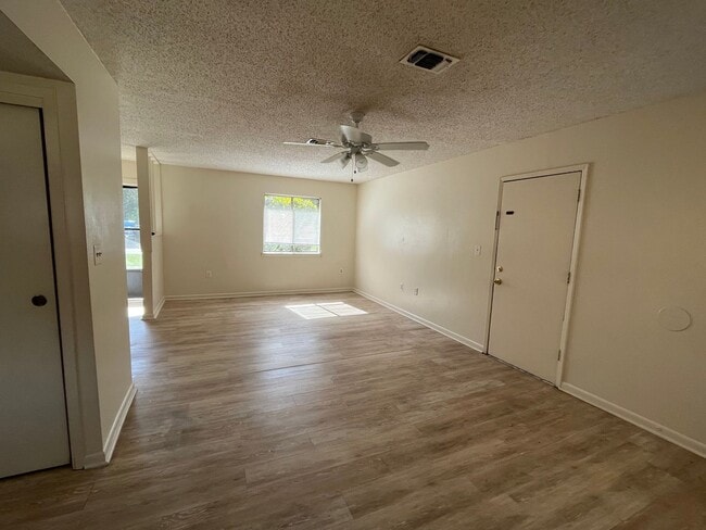 Building Photo - 841 Meadow Ln