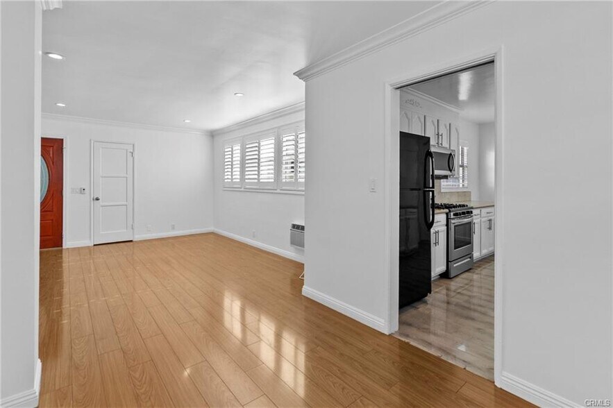 Building Photo - 12753 Oxnard St
